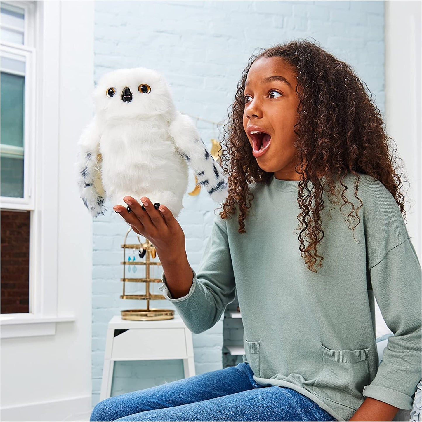 Wizarding World Harry Potter, Enchanting Hedwig Interactive Owl with Over 15 Sounds and Movements and Hogwarts Envelope, Kids Toys for Ages 5 and up,Multicolor