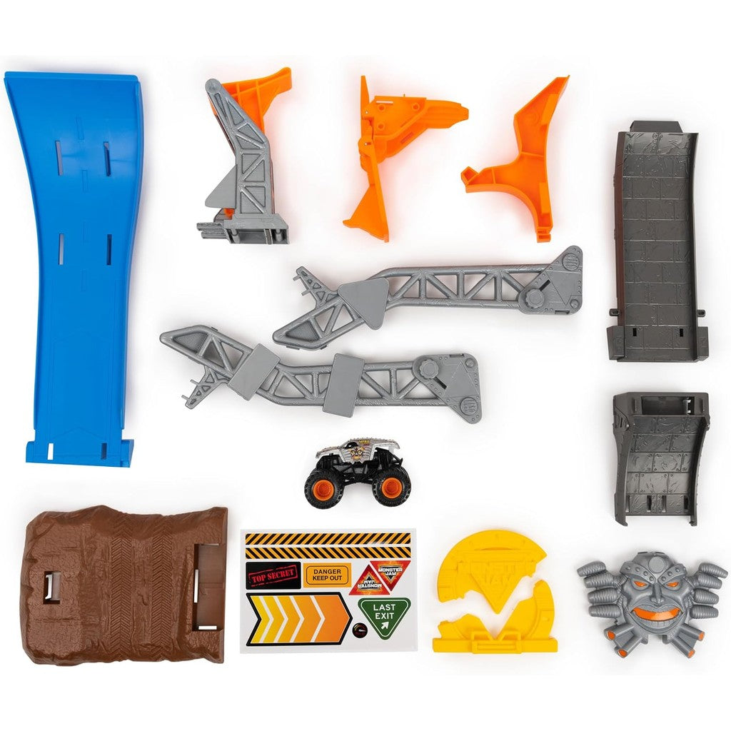 Monster Jam, Official Max-D Break Free Playset with Exclusive 1:64 Scale Max-D Die-Cast Monster Truck